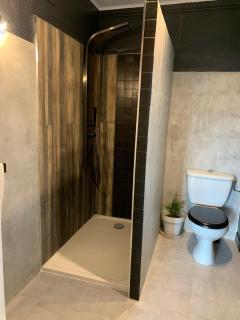 Rez de maison/jacuzzi privé/patio fleuri - 8