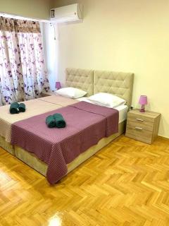 Spacious 4-Bedroom Family Home, 100m from Metro - Atene - 9