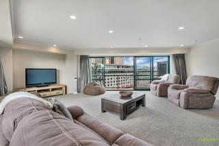 QV Stays Front Stage City Lights - 9