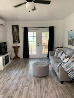 Adorable lakefront pool cottage - Odessa - 0