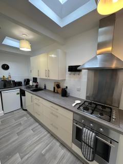 Amo Mews House - Central, Private Patio & Free Parking - Worthing - 2