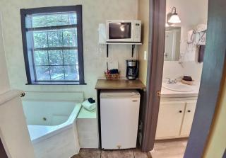 D'vinery Rock Cottage/ #6 - Eureka Springs - 1