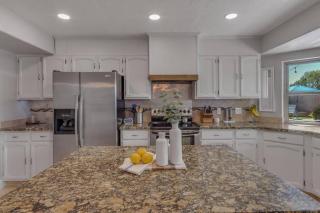 Complete Luxury Home w/ Pool, Spa & Putting Green - Mesa - 6