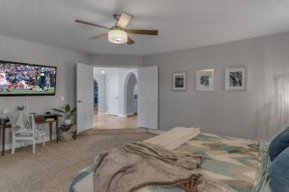 Complete Luxury Home w/ Pool, Spa & Putting Green - Mesa - 3