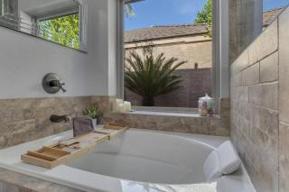 Complete Luxury Home w/ Pool, Spa & Putting Green - Mesa - 2