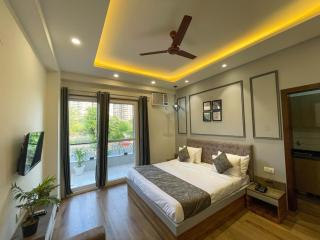 Serviced Luxury Suites with Kitchenette & Balcony at Sector 45 - 0