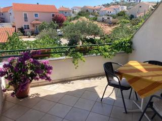 Apartman s kuhinjom i privatnom terasom u centru - Murter - 0