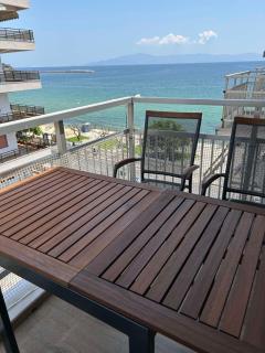 Lucy's Adorable First Line Beachfront Holiday Home - Kavala - 0