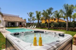 Posh villa with pool & jacuzzi - 3