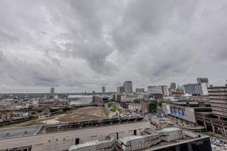 Modern 2BR Apartment City Centre Free Secure Parking Stunning Views - 9