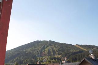 ENJOYHARRACHOV - Atraktivní slunné studio Čertovka v centru Harrachova s garážovým parkováním, Wifi-WLAN, Ipad, SAT, herní konzolí, Netflix zdarma a nejkrásnějším výhledem na Čertovu horu s areálem skokanských můstků a sjezdovku jen 150m od lanovky - 2