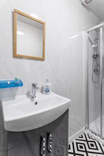 City Centre Studio 2 with Kitchenette, Free Wifi and Smart TV with Netflix by Yoko Property - Middlesbrough - 4