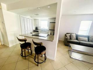Removing Please Book on BNB Modern Sun N Lake Villa Self Check-In - Sebring - 8