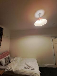 Luxury 5 bedroom home near London Seven Kings Train station- 5 Room, 6 bed and sleeps 8 guest - Londra - 4