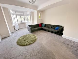 Four Bedroom Family Abode with Hot Tub, Garden and BBQ - 2