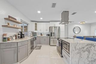 Large screened in lanai with electric heated pool, close to everything - Roelens Vacations - Cape Coral - 1