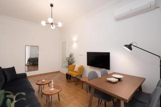 Vibrant Urban Getaway: Charming 2-Bedroom near Bars, Parks, and Metro - 5