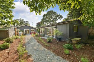 The Bayside Cottage - North Saanich - 8