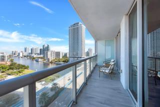 Water View Building With Pool - 5-Min Walk To The Beach - Hallandale Beach - 5