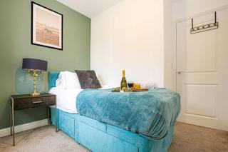 Detached House with Free Parking, Super-Fast Wifi, SmartTV and Garden by Yoko Property - 1
