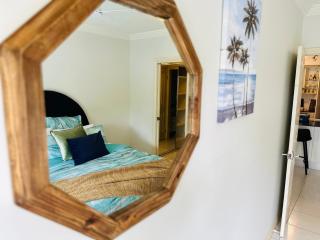 Elegant 3BR Cairns Esplanade Apartment with Pool - Cairns North - 2