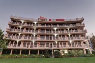 Townhouse Jalsa Resort - Goshainganj - 9