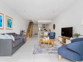 Beachside Haven Modern Townhouse with Pool - Casuarina - 3