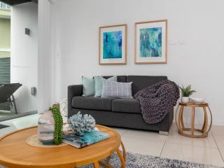 Beachside Haven Modern Townhouse with Pool - Casuarina - 4