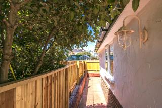 The Annex - Unparalleled Beach Front Luxury Accommodation - Private South West Facing Patio Area - Pet Friendly - Sky - Netflix - Super Fast WI-FI - Stones Throw To The Beach - Southbourne - 8