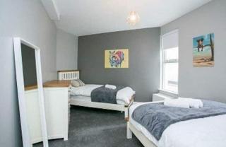 AMAZING 3 BEDROOM HOME, PRIME BT1 POSTCODE AND CITY CENTRE LOCATION - Belfast - 2