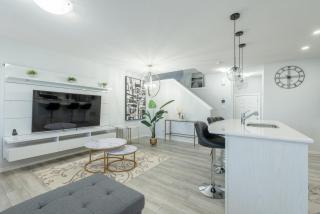 3bedroom Stylish Getaway by the Park with 2-Car Garage - 4