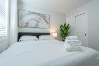 3bedroom Stylish Getaway by the Park with 2-Car Garage - 9