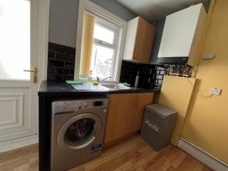 Newcastle, fully equipped kitchen 4 bedrooms, 3 king & 2 single beds, 5 minutes to city centre - 3