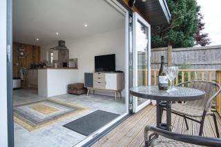 The Garden Lodge - 1 Bedroom Lodge - Tenby - Tenby - 1