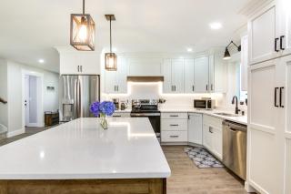 Christys Cottage with Hot Tub - 2 Mi to Beach! - 5