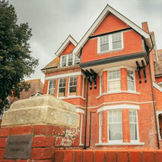 Ravelston Grange - stylish, spacious garden flat - Old Town - 0