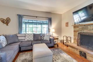 2 Mi to Rainbow Lake Home with Furnished Deck! - 7