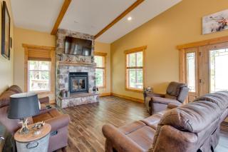 Tranquil La Prairie Retreat with Patio and Fireplace! - - 7