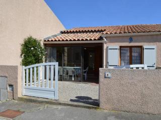 Charmante Villa 3 Chambres à 800m de la Plage avec Véranda et Terrasse, Quartier Calme - FR-1-229D-235 - Fleury - 9