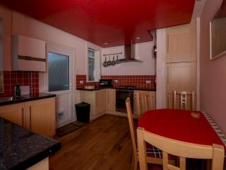 Private Entrance GF 2 bed flat near Renfrew Centre - Pass the Keys - 2