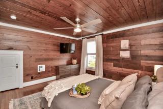 Coastal Craftsman- Walk to Beach & Pleasure Pier- As seen on 'Restoring Galveston' - Galveston - 2