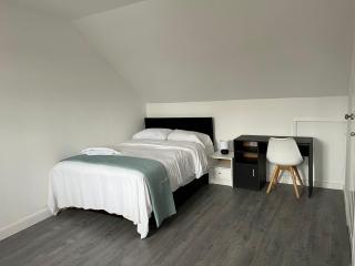 Remarkable 1-Bed Studio Apartment in Redbridge - 0