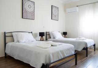 House - Sleeps 4 - Private Courtyard - Parking - 5