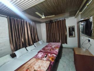 Hotel Shubhadra Guest House - Mathura - 8