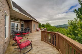 Classy Home with Hot Tub and Mt Jefferson Views! - West Jefferson - 0