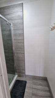 Deluxe Double bedroom with private bathroom, parking and WiFi - Leeds - 1