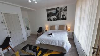 Deluxe Double bedroom with private bathroom, parking and WiFi - 9