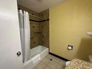 Western Village Inn-NEWLY RENOVATED - Willits - 6