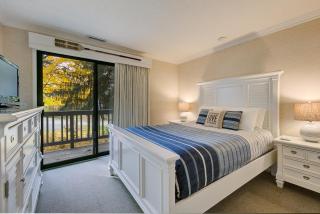 Gorgeous Grand Traverse Bay Beach Front Condo - Traverse City - 2