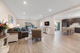 Luxury Downtown 2BDR Lake View Penthouse Condo steps to Beach 303E - 0